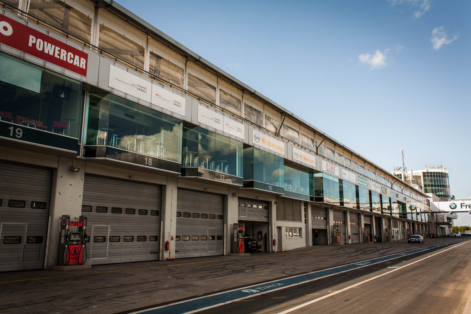nuerburgring-boxenanlage-zum-eifelrennen-2012-883a28f4-34c2-4cf0-900b-813f466ccd74
